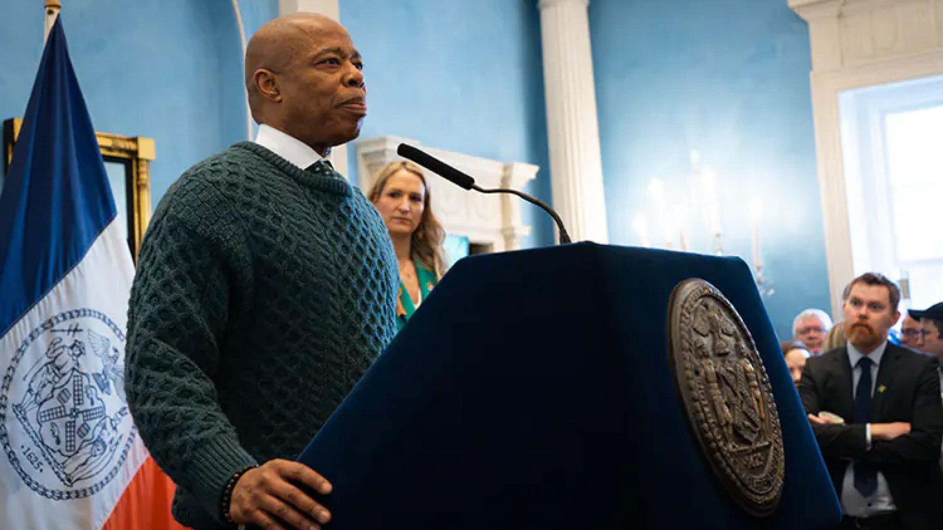 Demandan a alcalde de Nueva York por agresión sexual