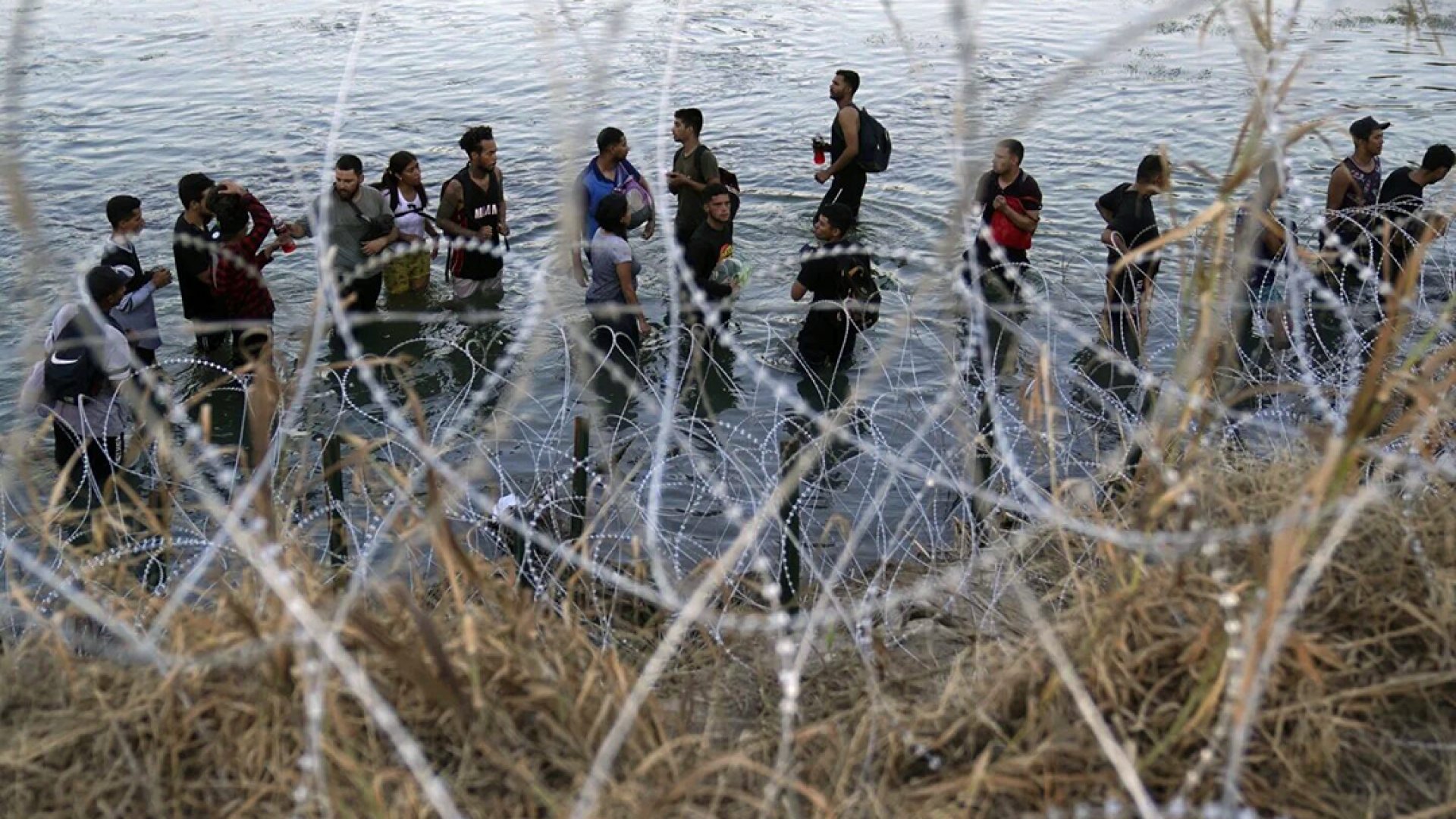 Entra en vigor ley para detener y expulsar migrantes en Texas