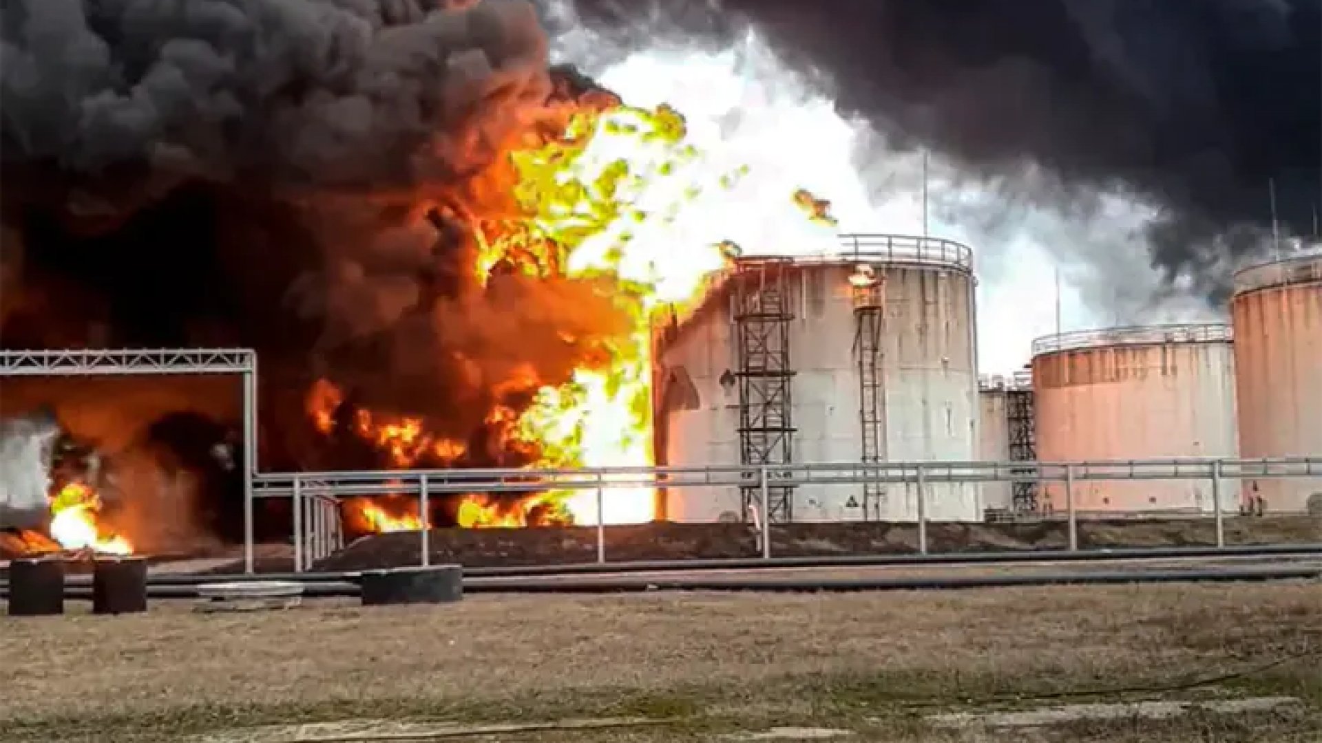 Pide EU a Ucrania parar los ataques a refinerías rusas