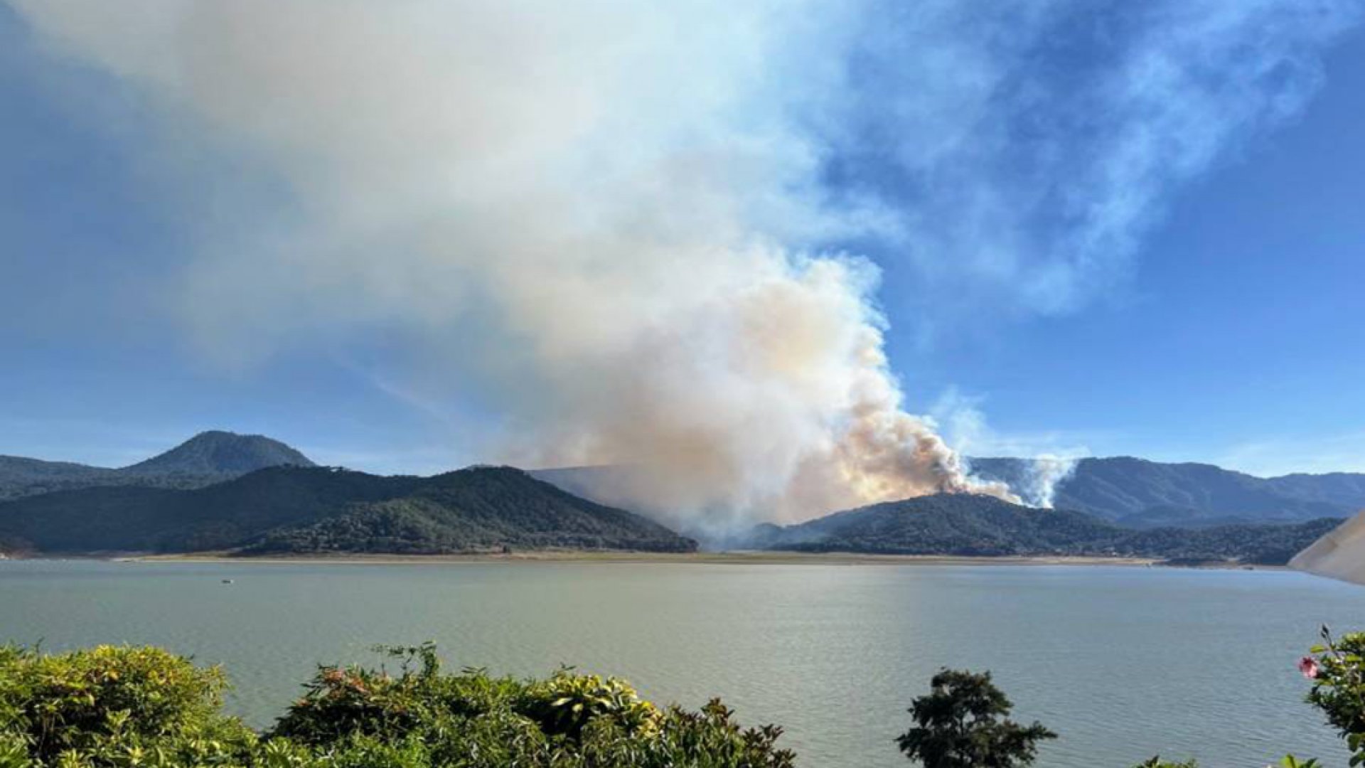 Se registra incendio forestal en Valle de Bravo
