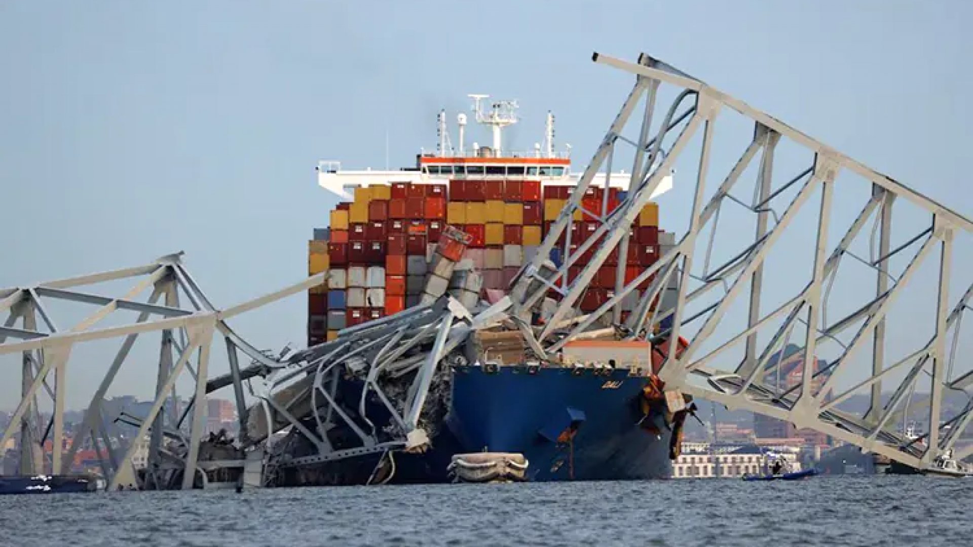 Cae puente de Baltimore tras ser golpeado por barco