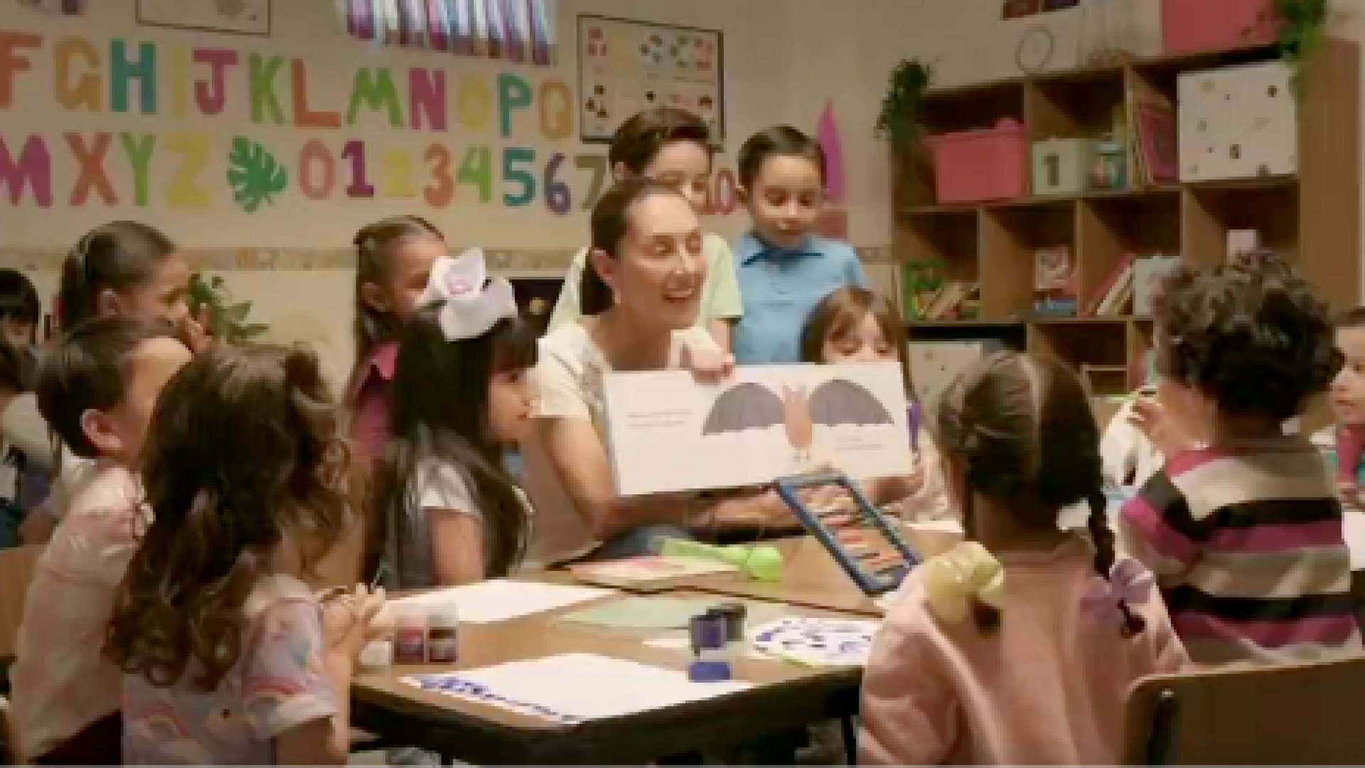 Apuesta Claudia Sheinbaum por becas universales en educación pública