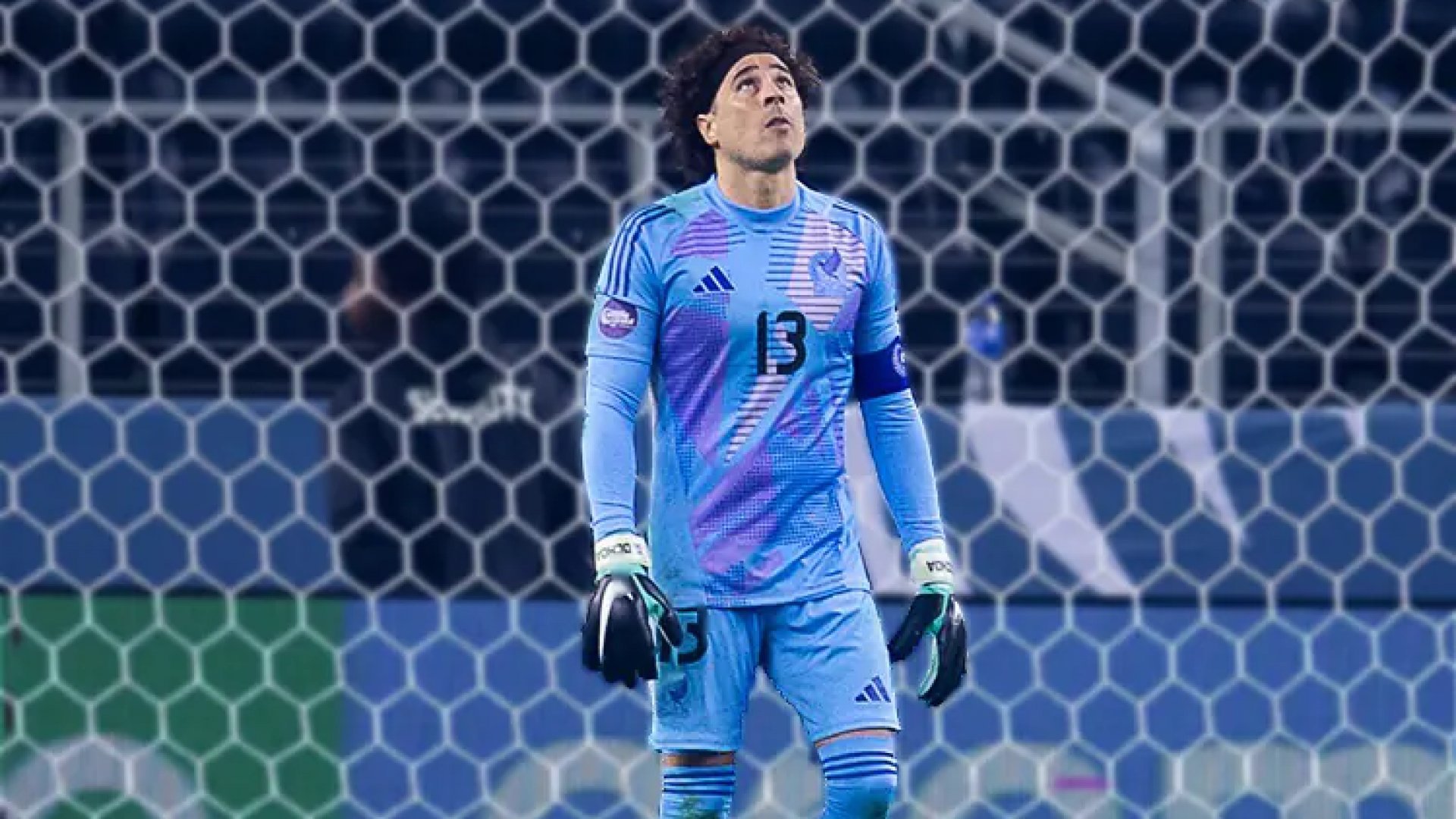 Le dan aire a Memo Ochoa en el Salernitana