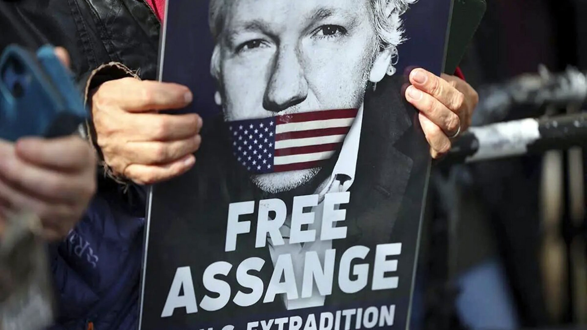 Julian Assange logra aplazar su extradición a EU