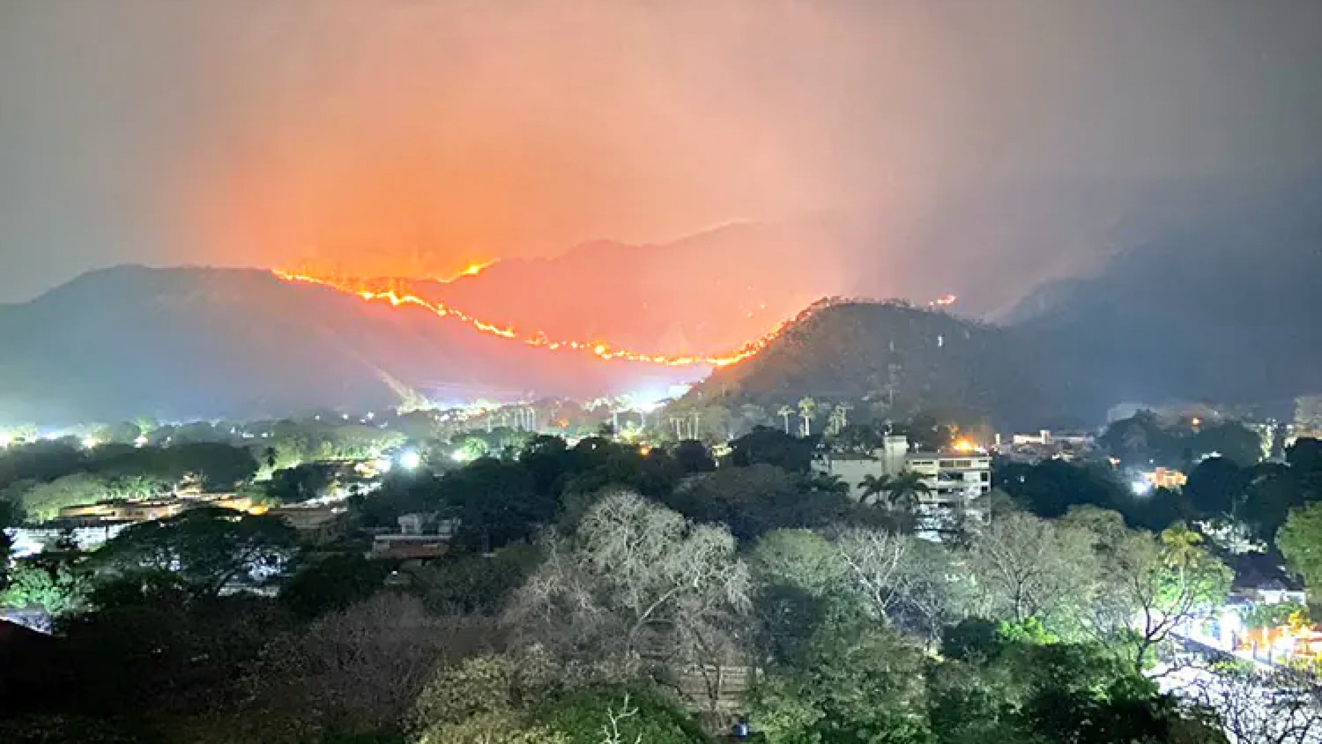 Reporta AMLO 116 incendios activos, 20 en Edomex