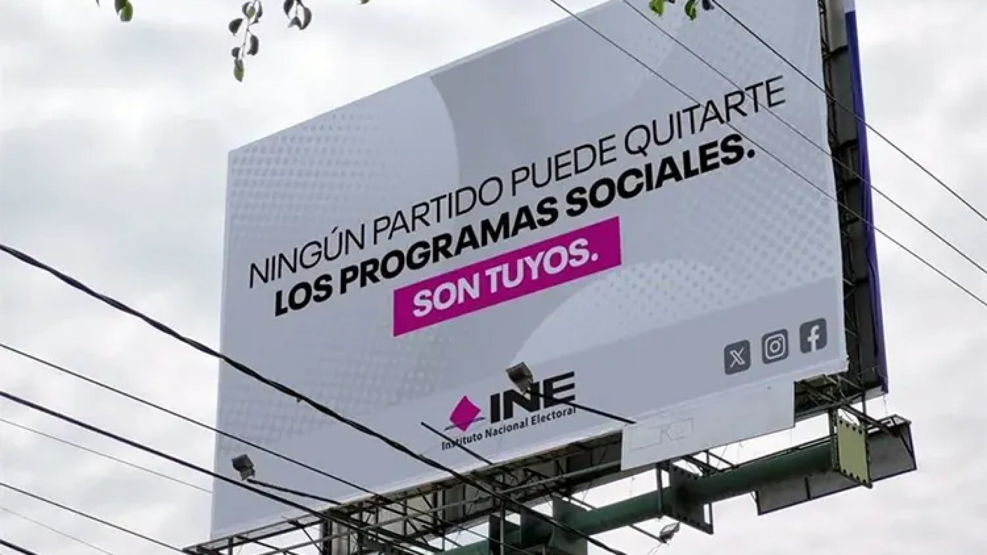 Baja INE imágenes de Xóchitl con logo del organismo