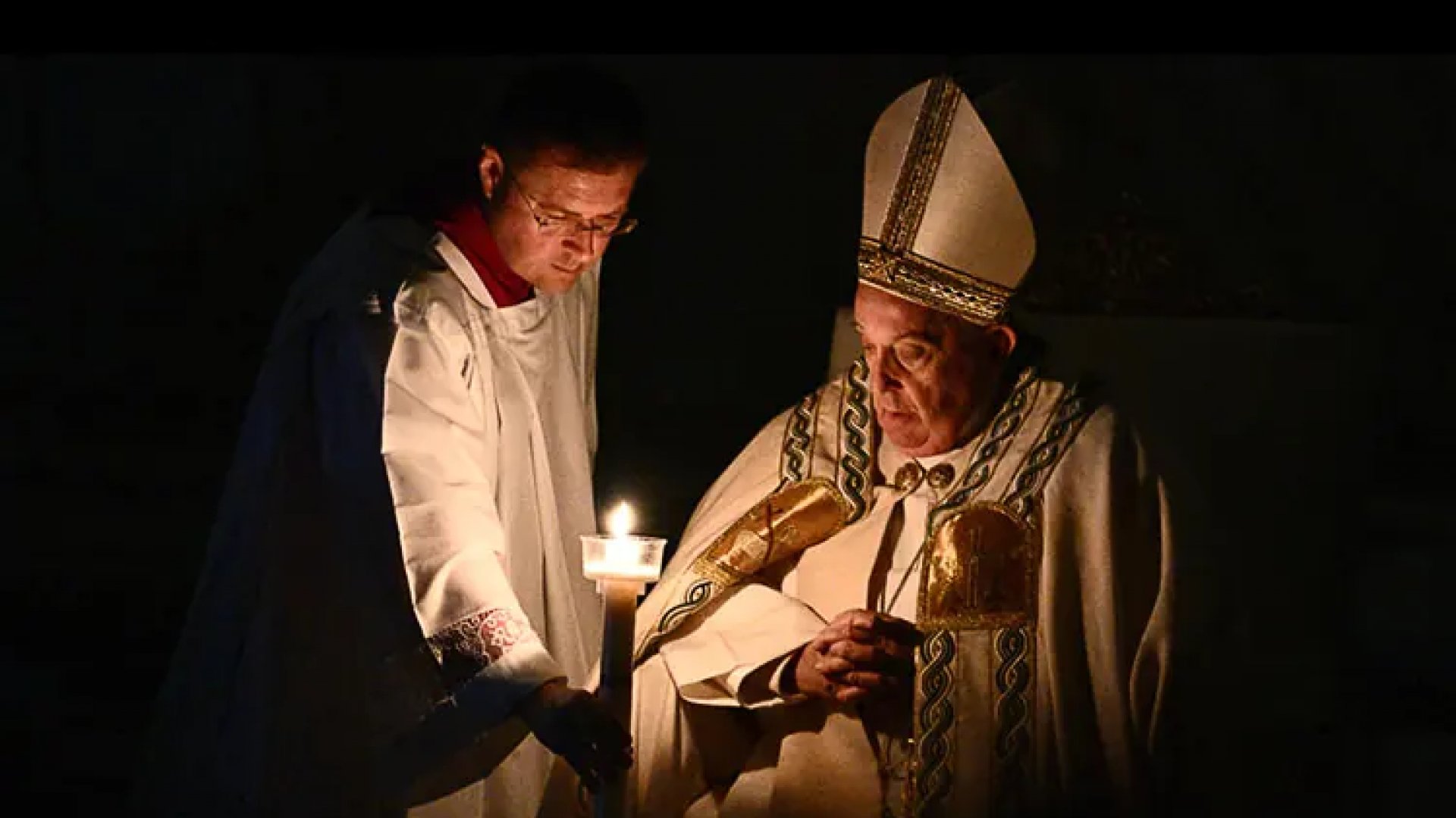 Papa Francisco encabeza Vigilia Pascual entre dudas sobre su estado de salud