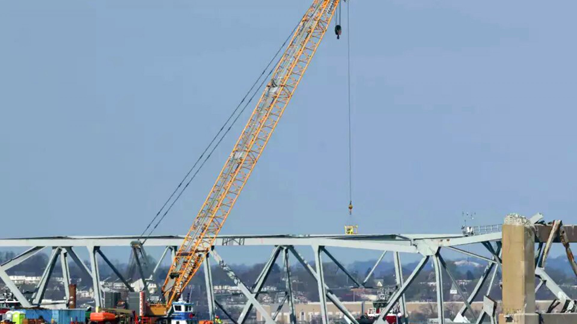 Equipos se preparan para retirar primera pieza de acero retorcido de puente derrumbado de Baltimore