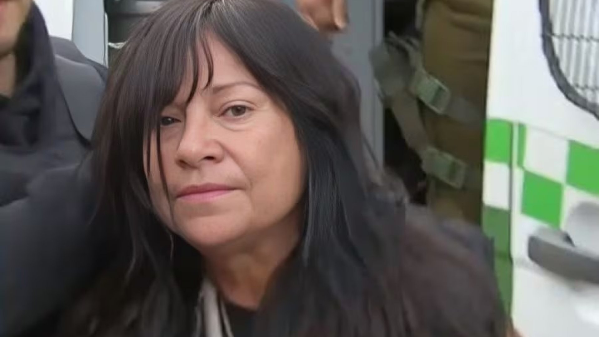 Mujer arrebata pistola a policía y dispara contra dos personas