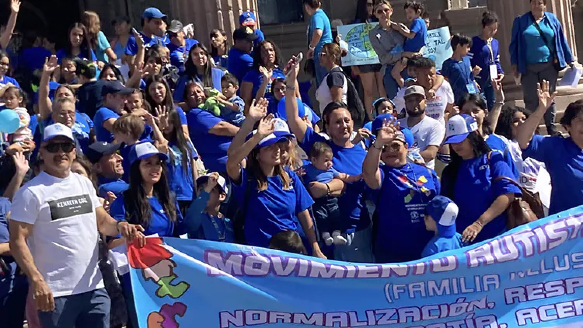 Se manifiestan en Palacio de NL por niños con autismo
