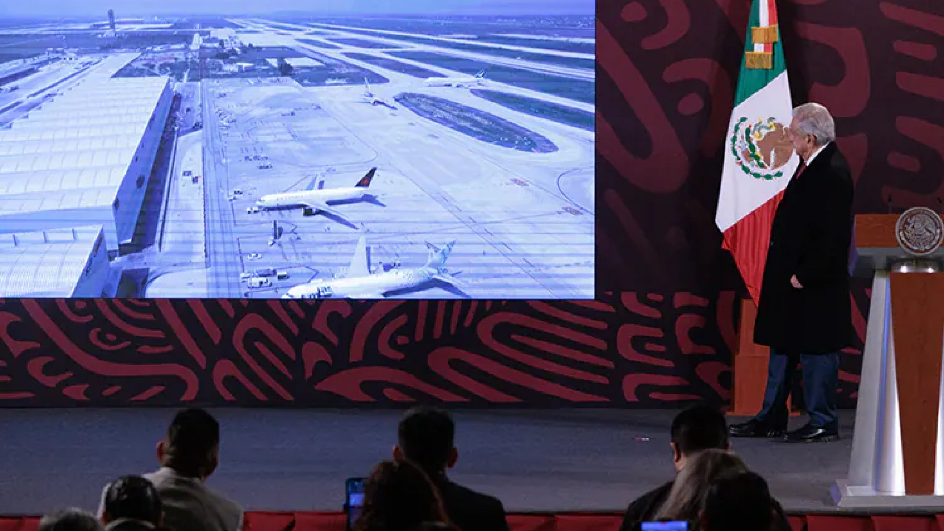 AMLO va contra empresa que demandó a Mexicana de Aviación