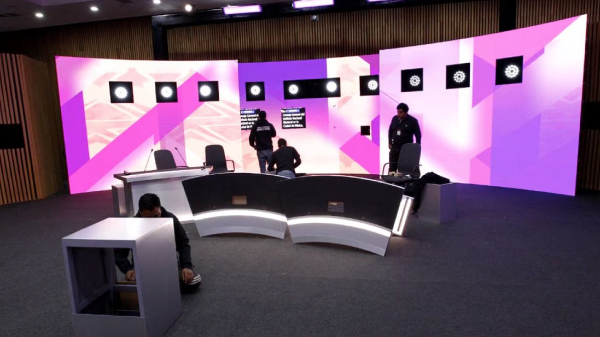 Afina INE detalles del set para el primer debate presidencial; aspirantes acudirán a ensayo