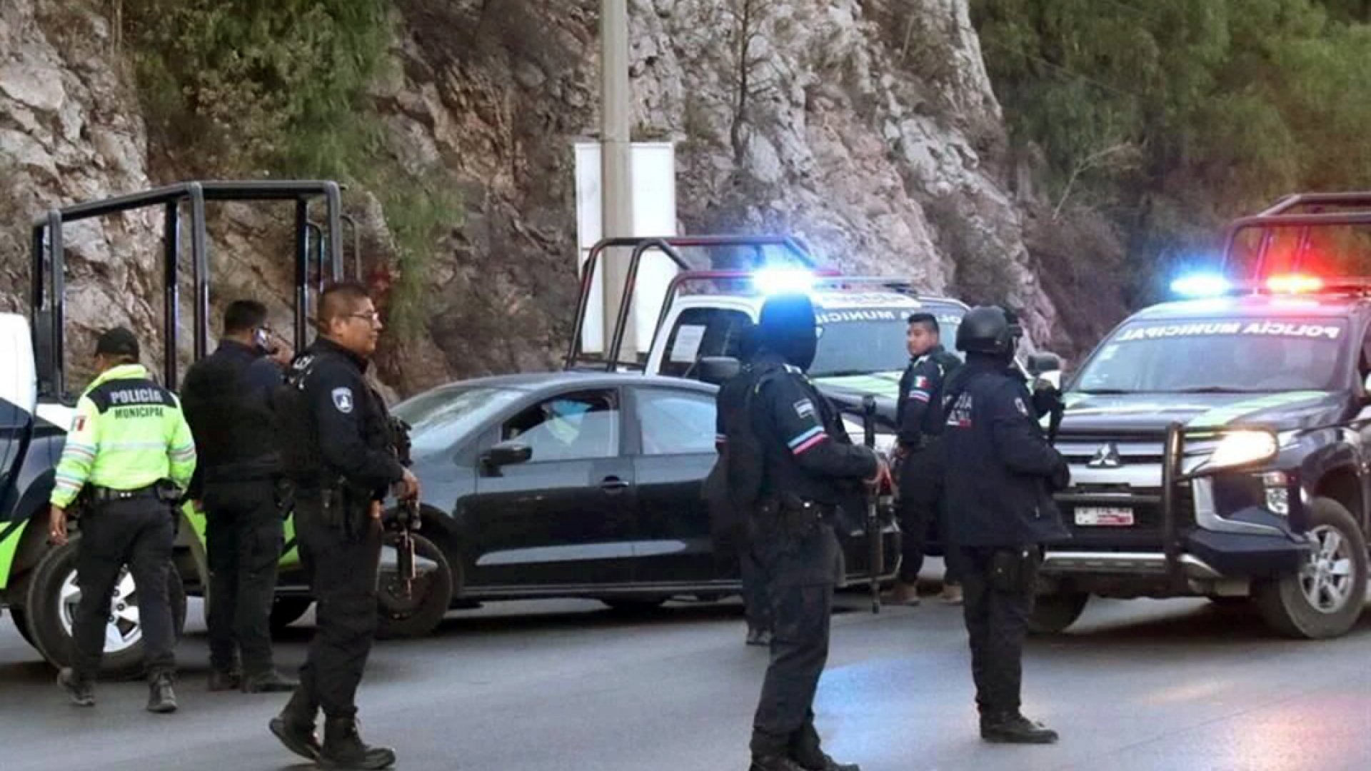 Hallan siete cuerpos en vehículo en Puebla