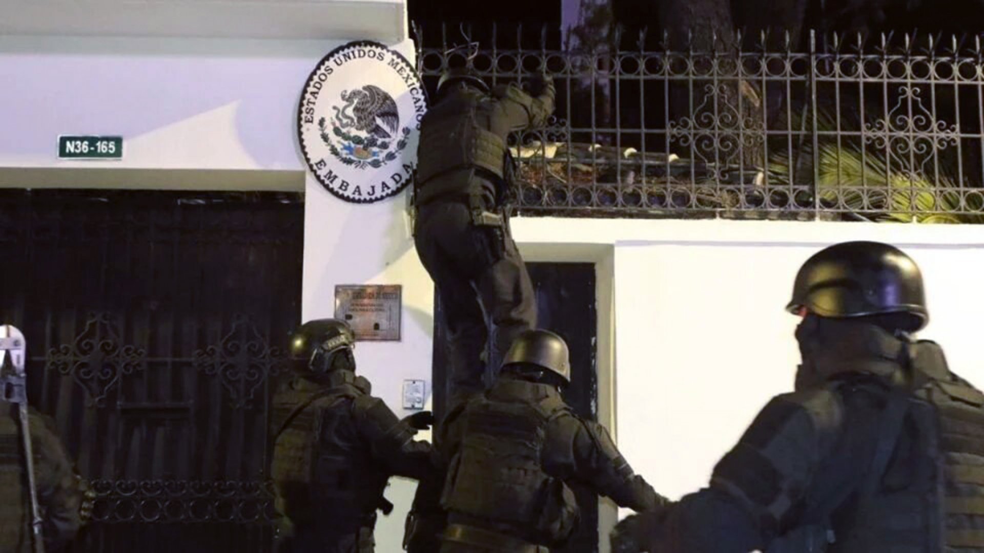 Irrumpen policías en Embajada de México en Ecuador | Video