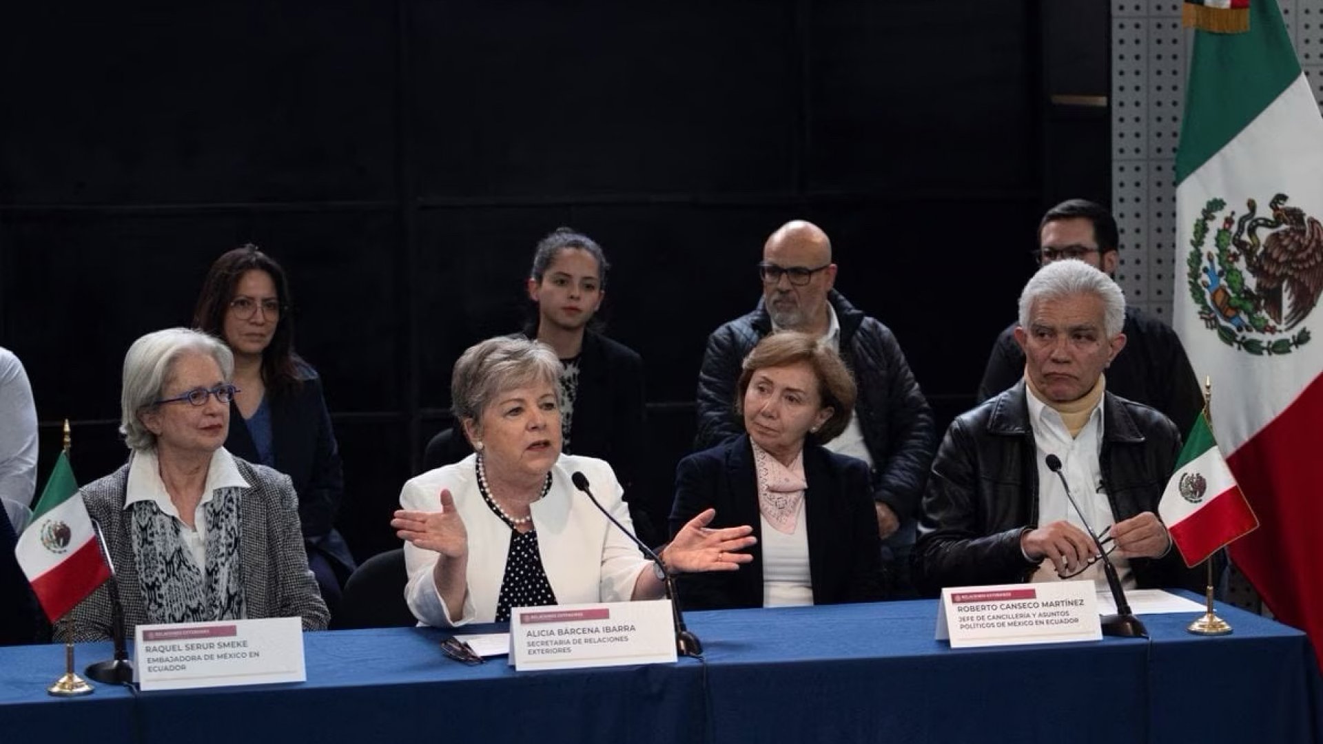 México recibe a sus diplomáticos de Ecuador
