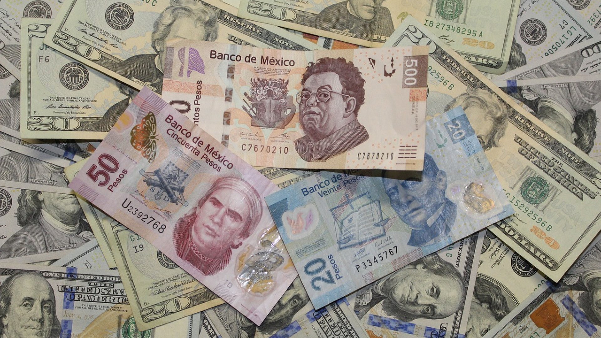 Peso cotiza debajo de $16.40 por dólar y rompe nuevo nivel