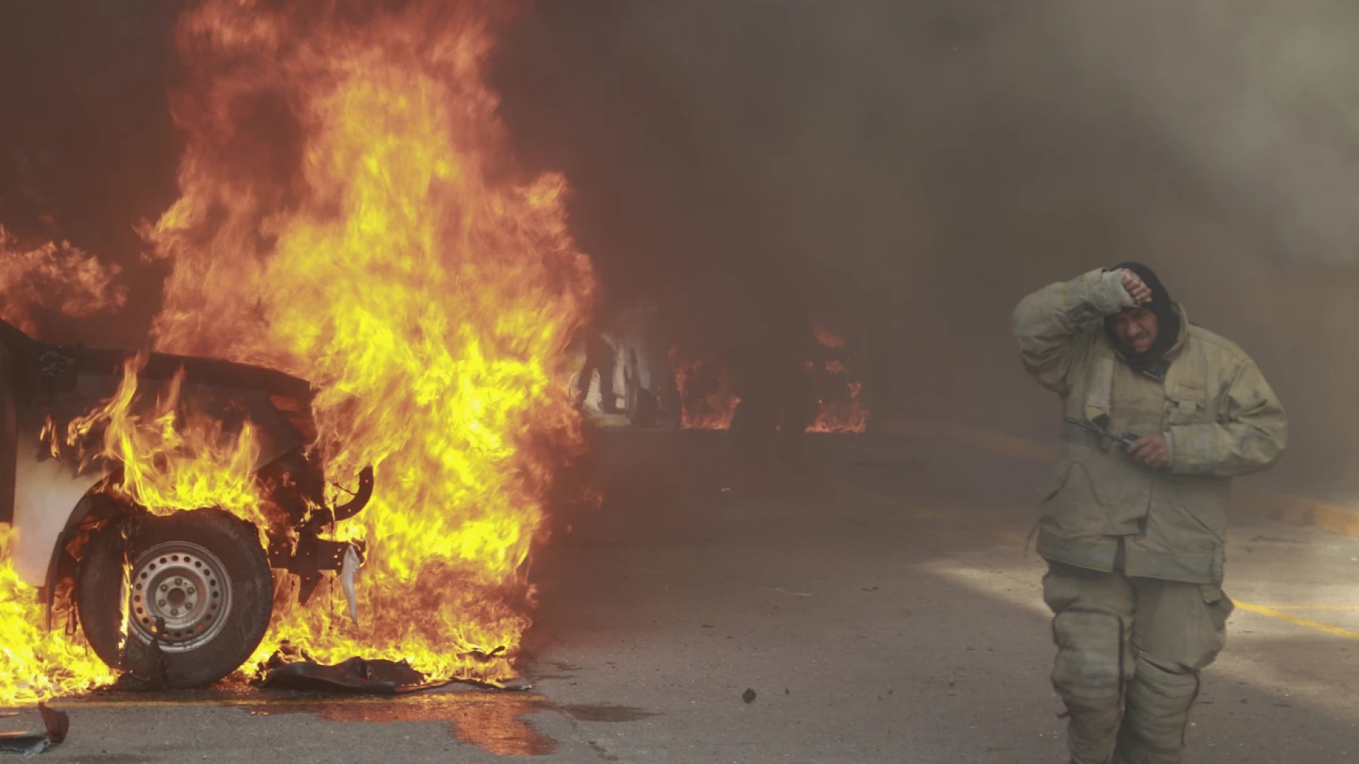Normalistas prenden fuego al recinto del Poder Ejecutivo en Guerrero