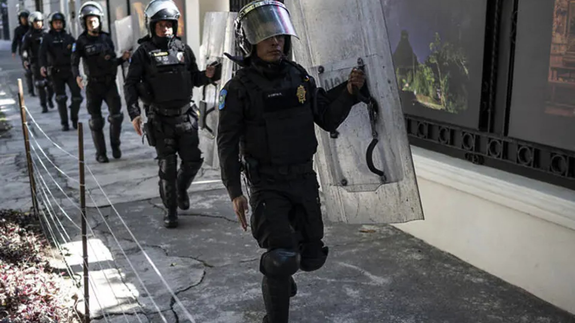 Video: Revelan imágenes de ataque a Embajada de México en Quito
