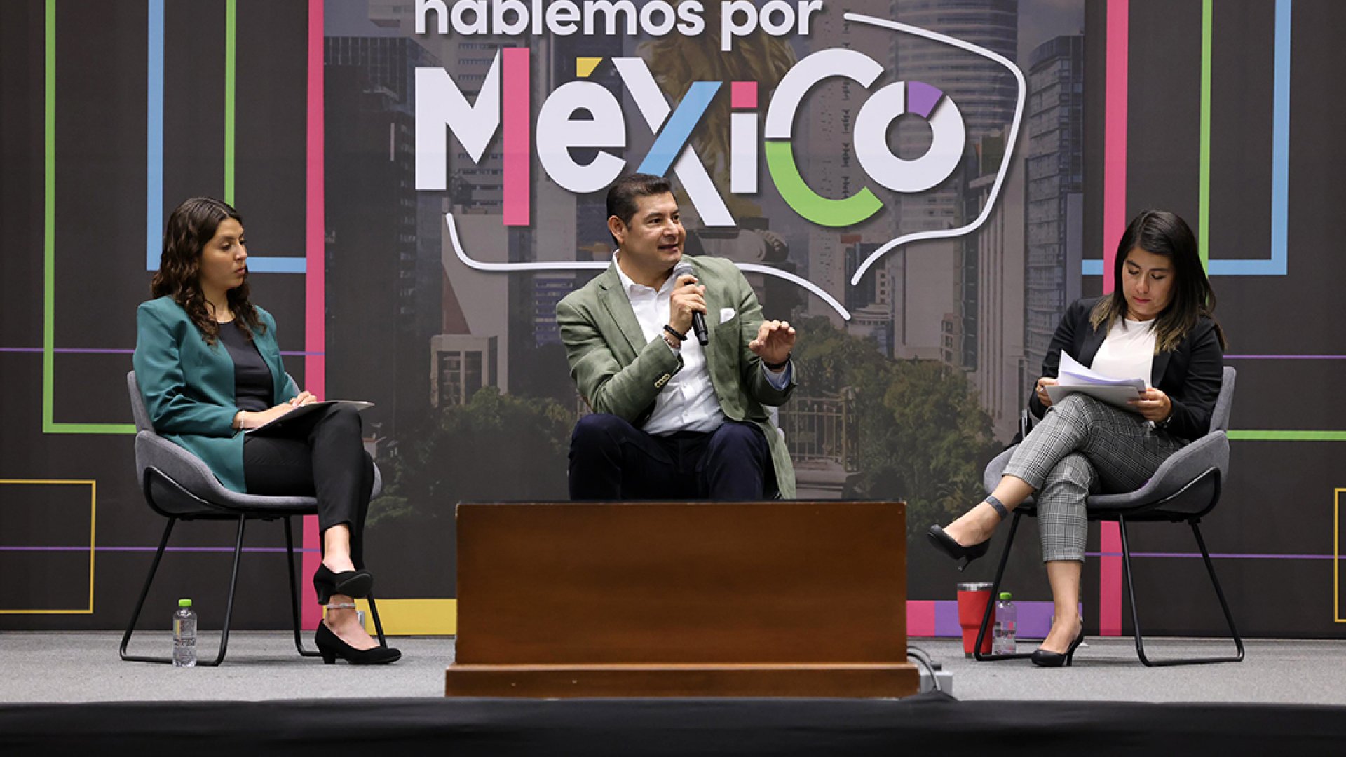Exitoso diálogo de Armenta con jóvenes de la UPAEP reconociendo que ellas y ellos son el motor del desarrollo