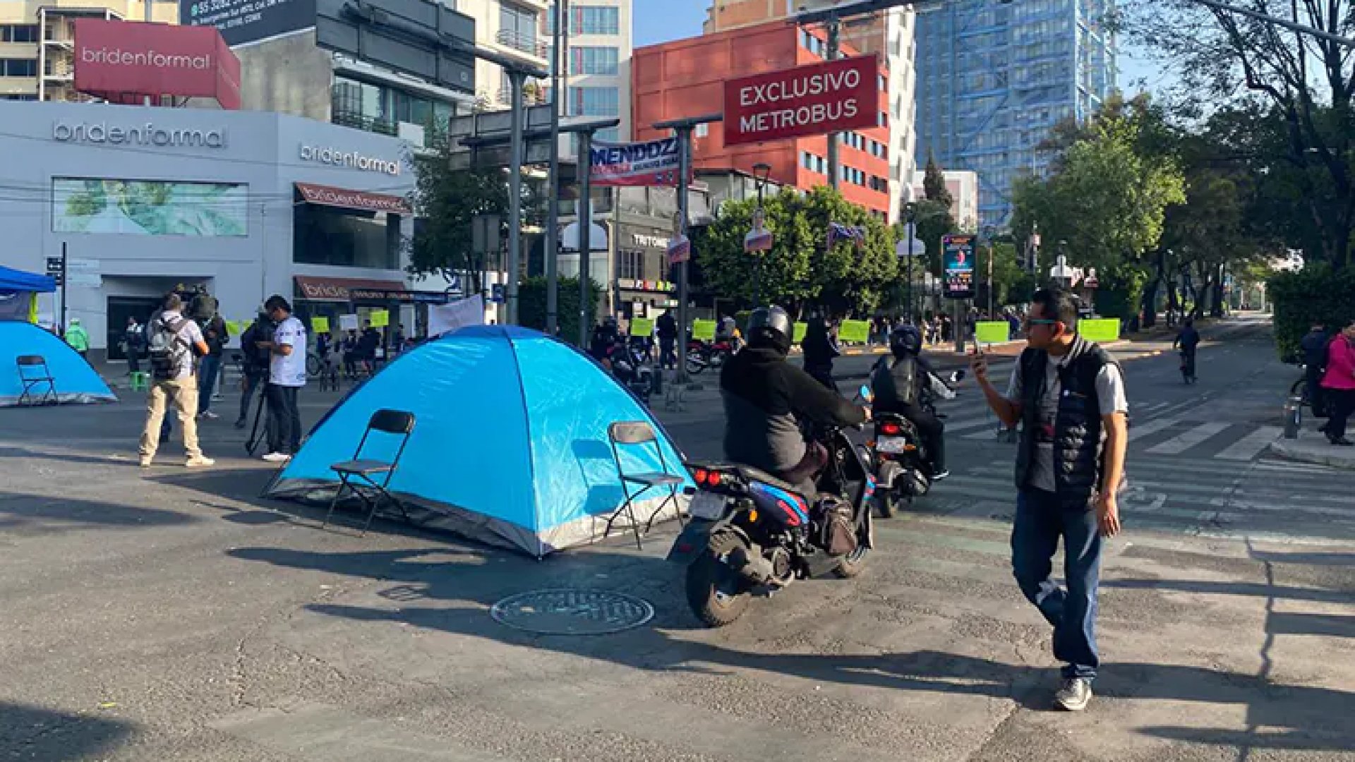 Bloqueo en Insurgentes por agua limpia continua por tercer día consecutivo