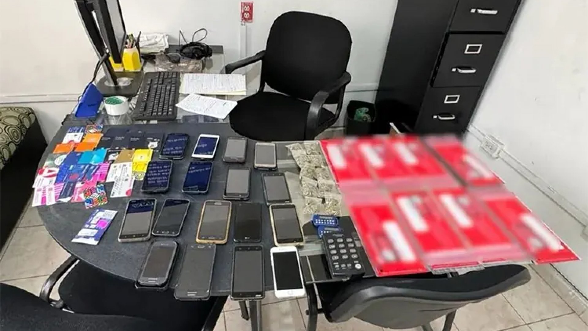 Aseguran call center por fraudes y extorsiones en Neza