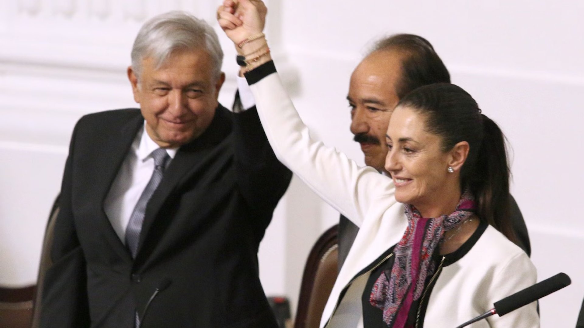 ‘Quieren amarrar navajas’: AMLO descarta conflicto con Sheinbaum por debate