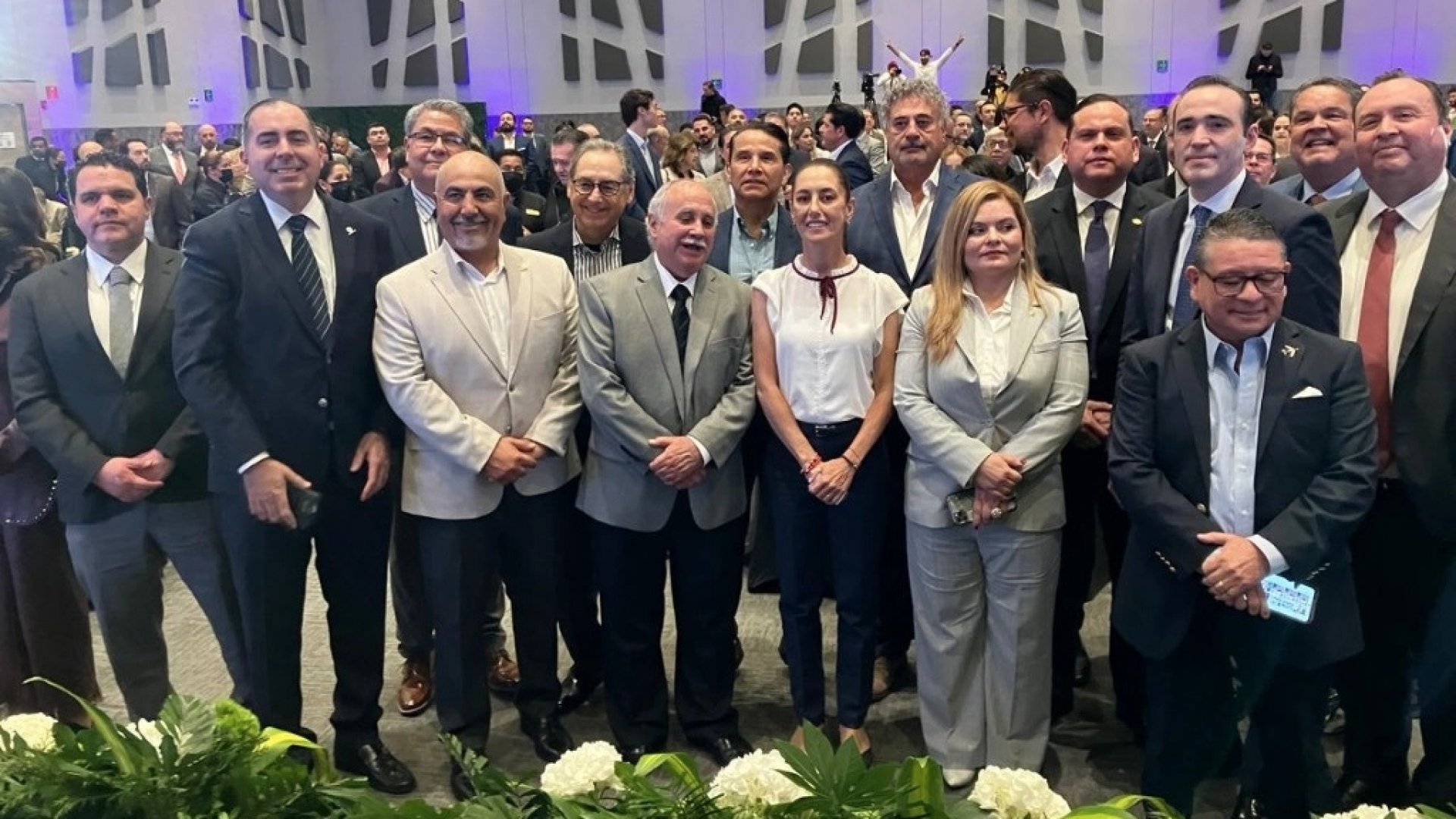 Se compromete Claudia Sheinbaum a construir cien parques industriales