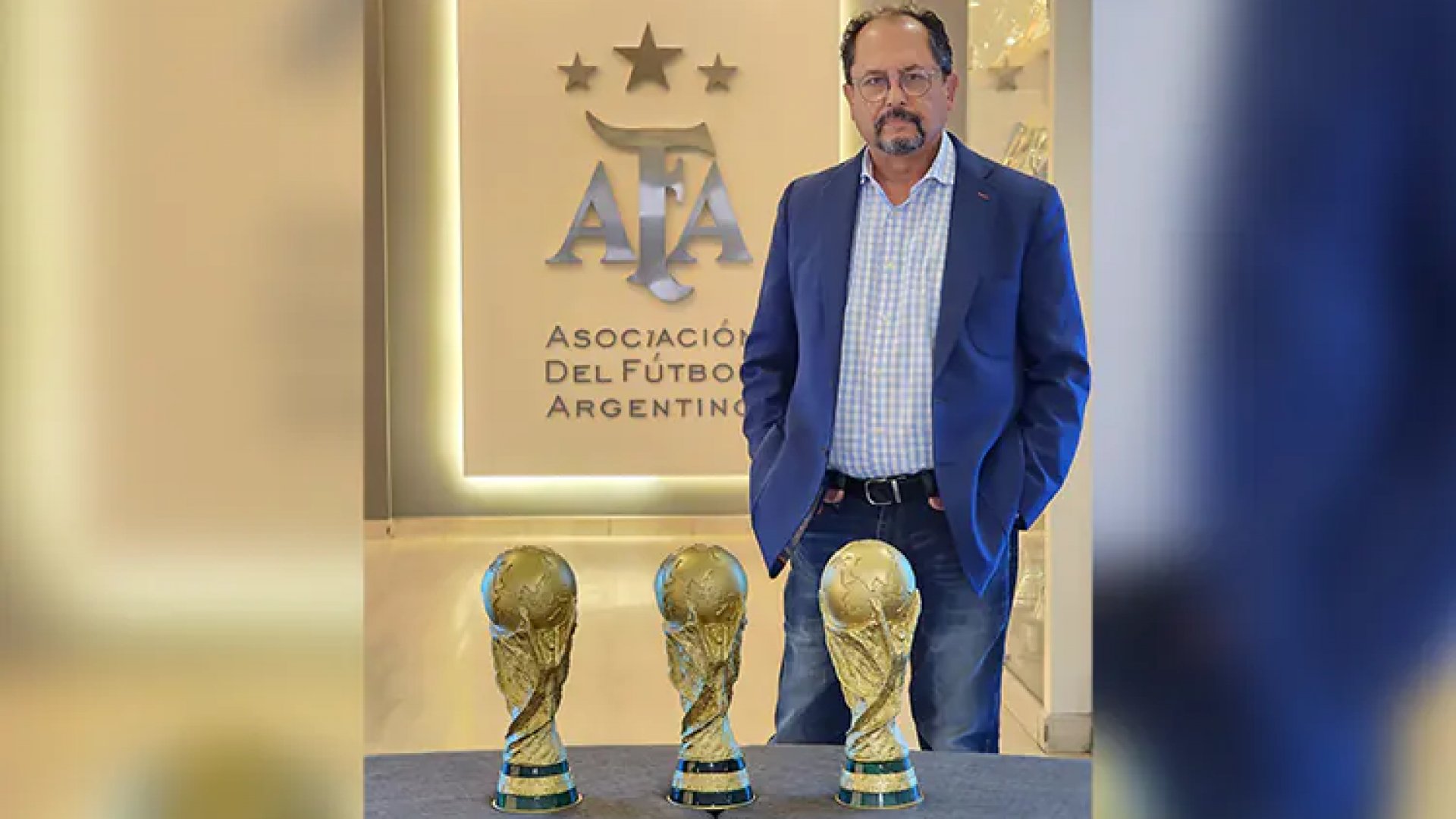Dona mexicano a la AFA réplicas de Copa del Mundo
