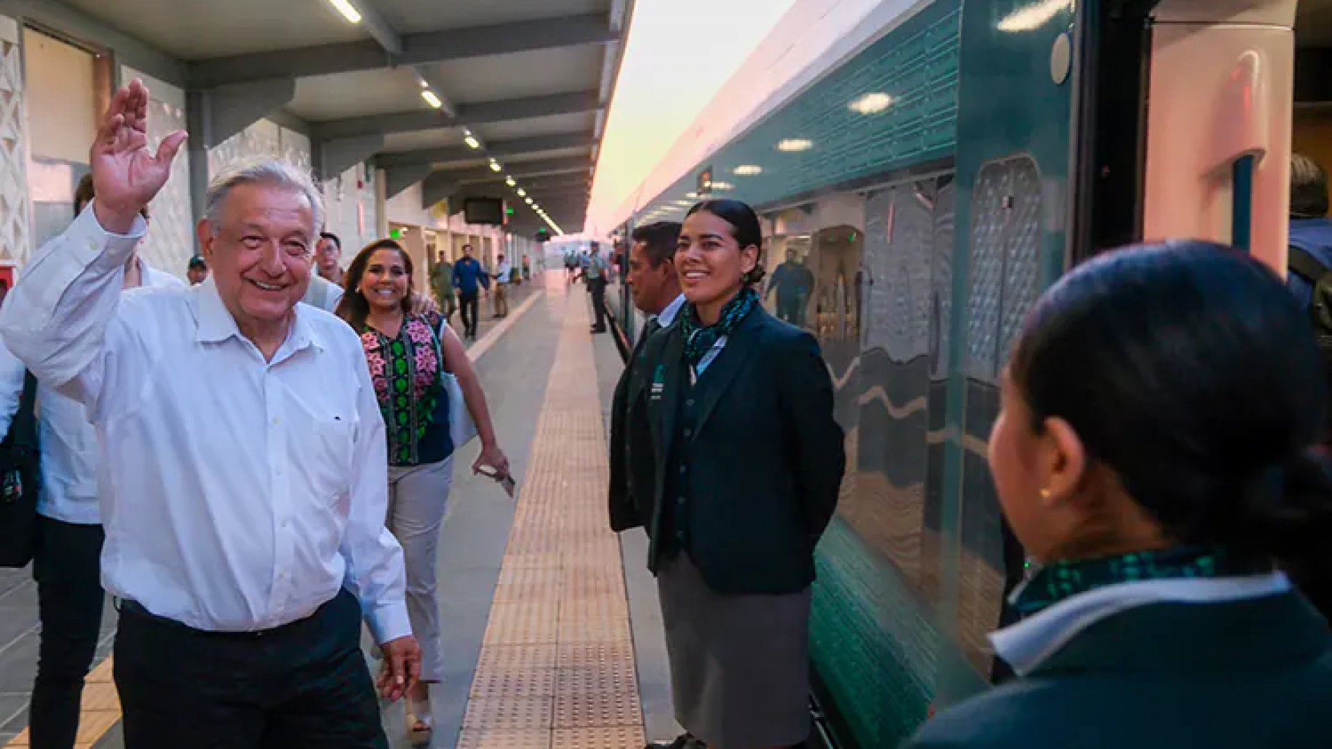 Realiza AMLO gira de trabajo a bordo del Tren Maya