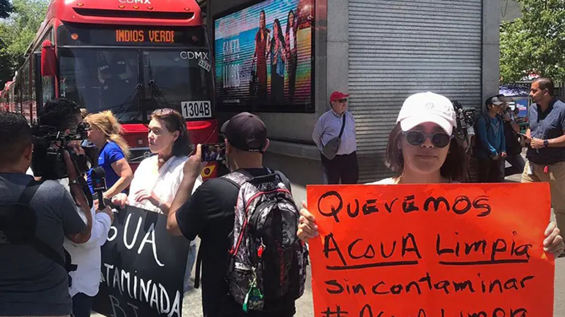 Retiran de Insurgentes bloqueo por agua contaminada