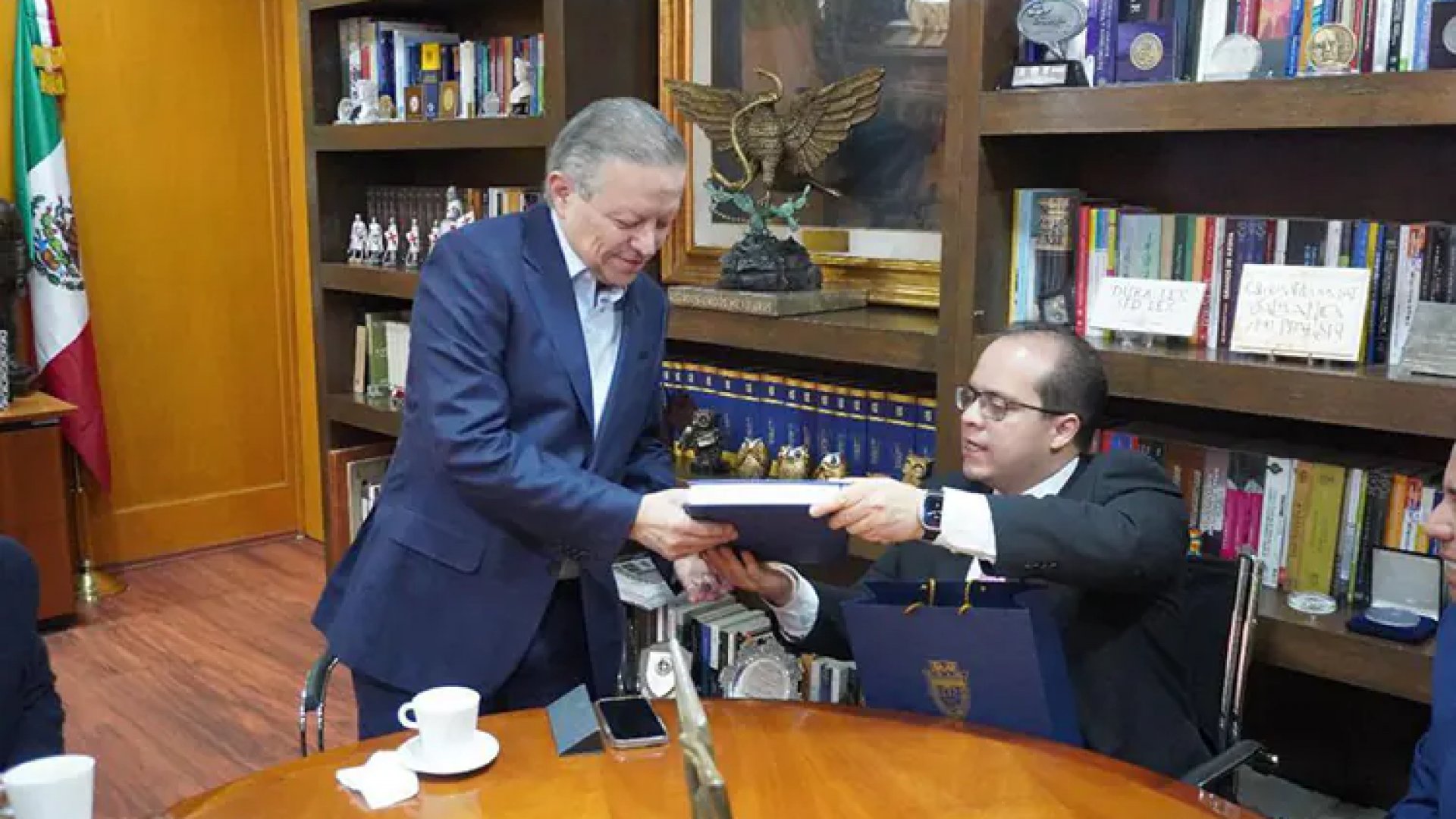 Respalda AMLO a Zaldívar y acusa venganza en su contra