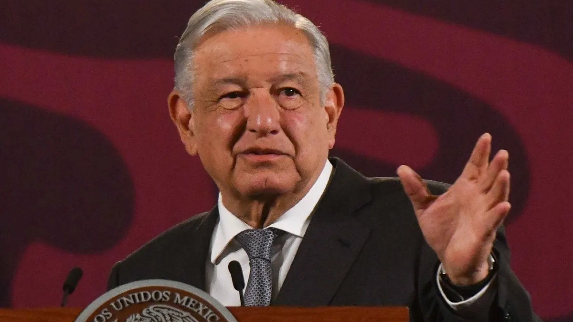 AMLO acusa ‘mano negra’ del INE en primer debate