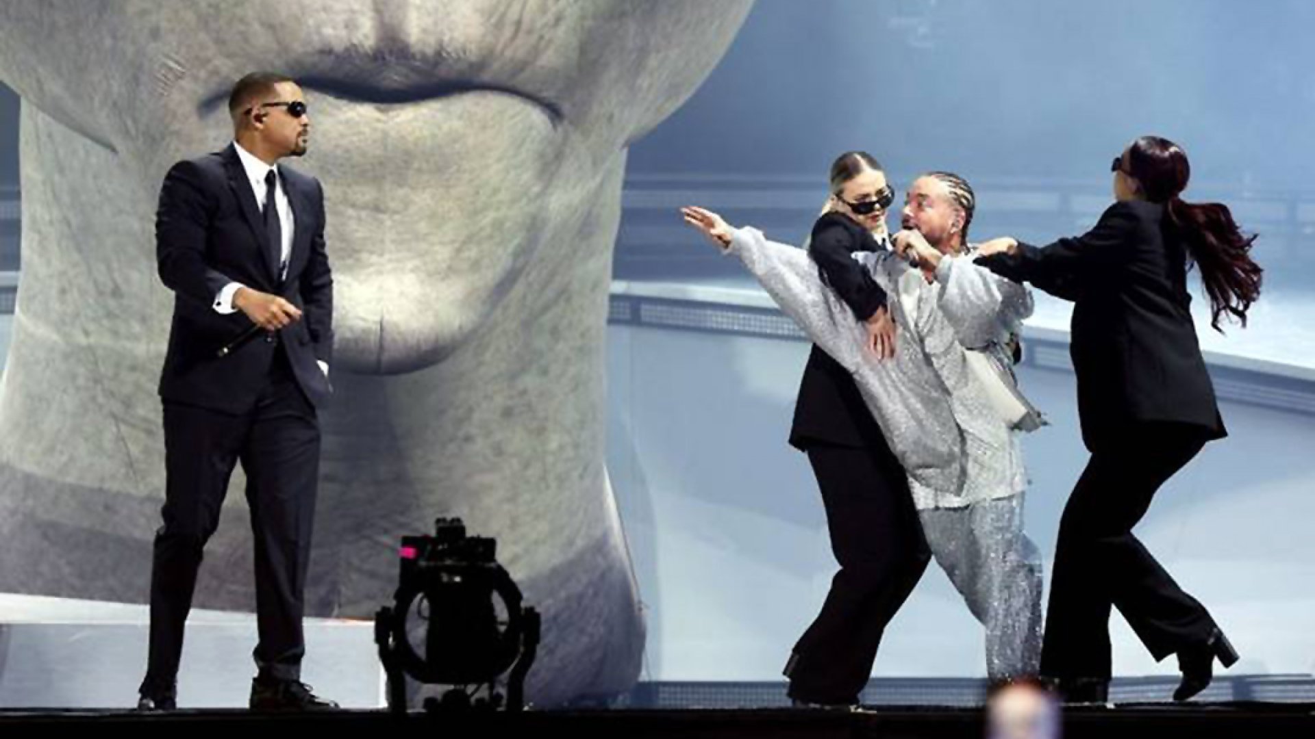 Will Smith y J Balvin la rompen en Coachella con ‘Men in Black’