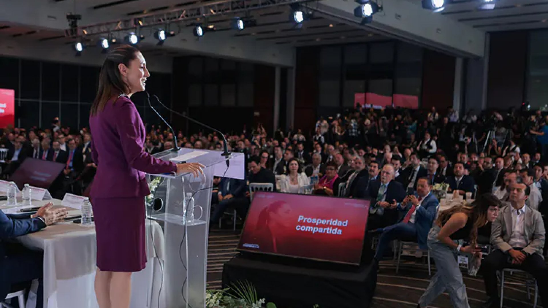 Ofrece Sheinbaum 13 mil mdd en transición energética