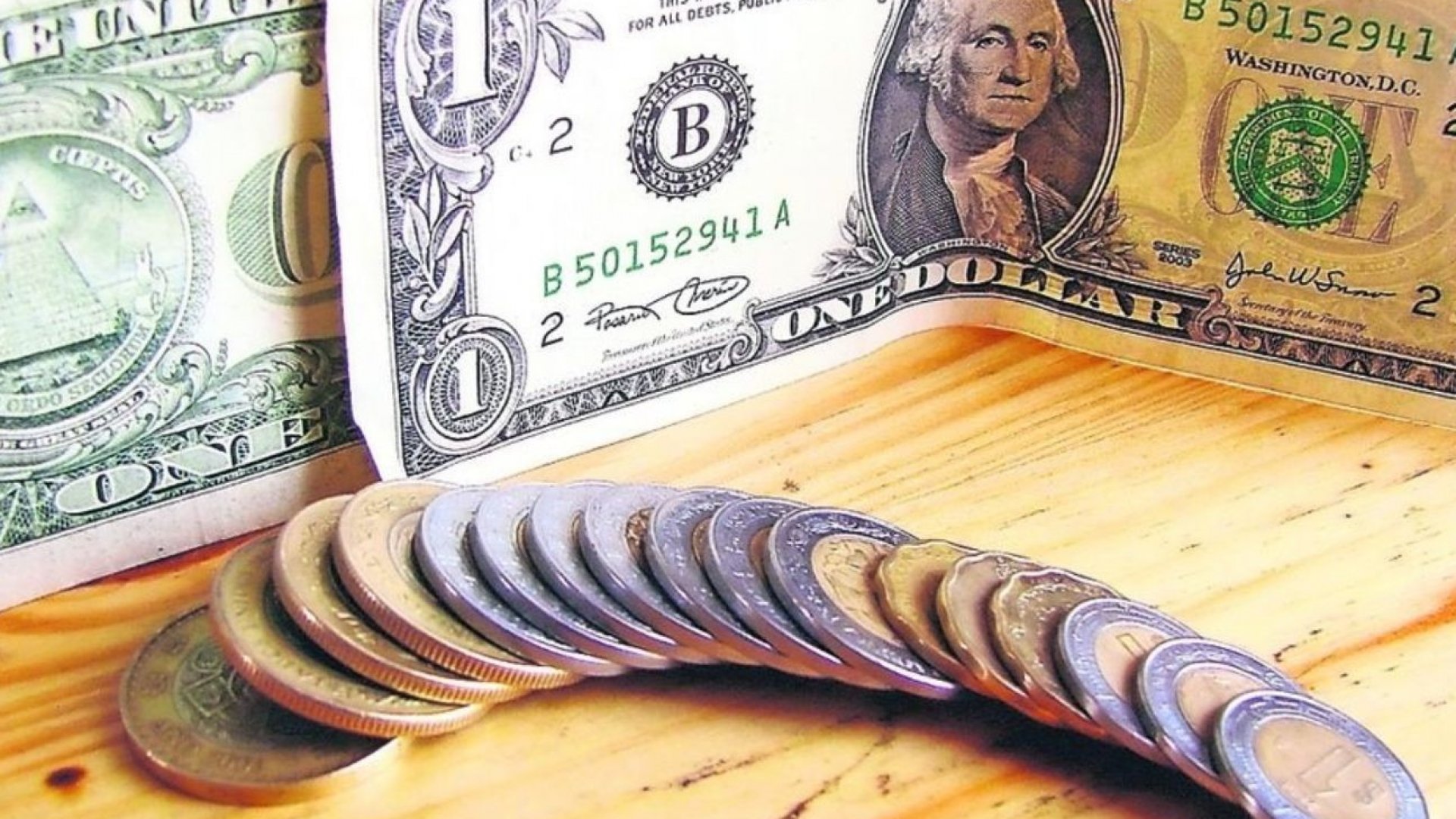 Peso respira y cotiza debajo de $17 por dólar