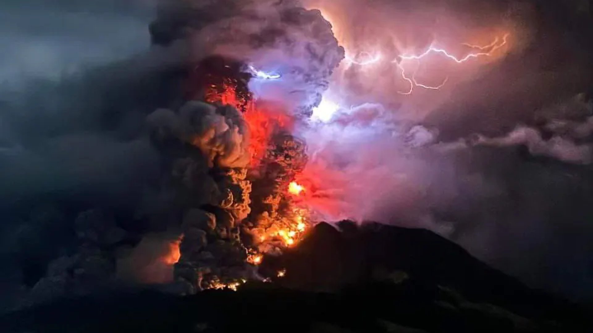 Volcán en erupción en Indonesia eleva alerta al máximo | Video
