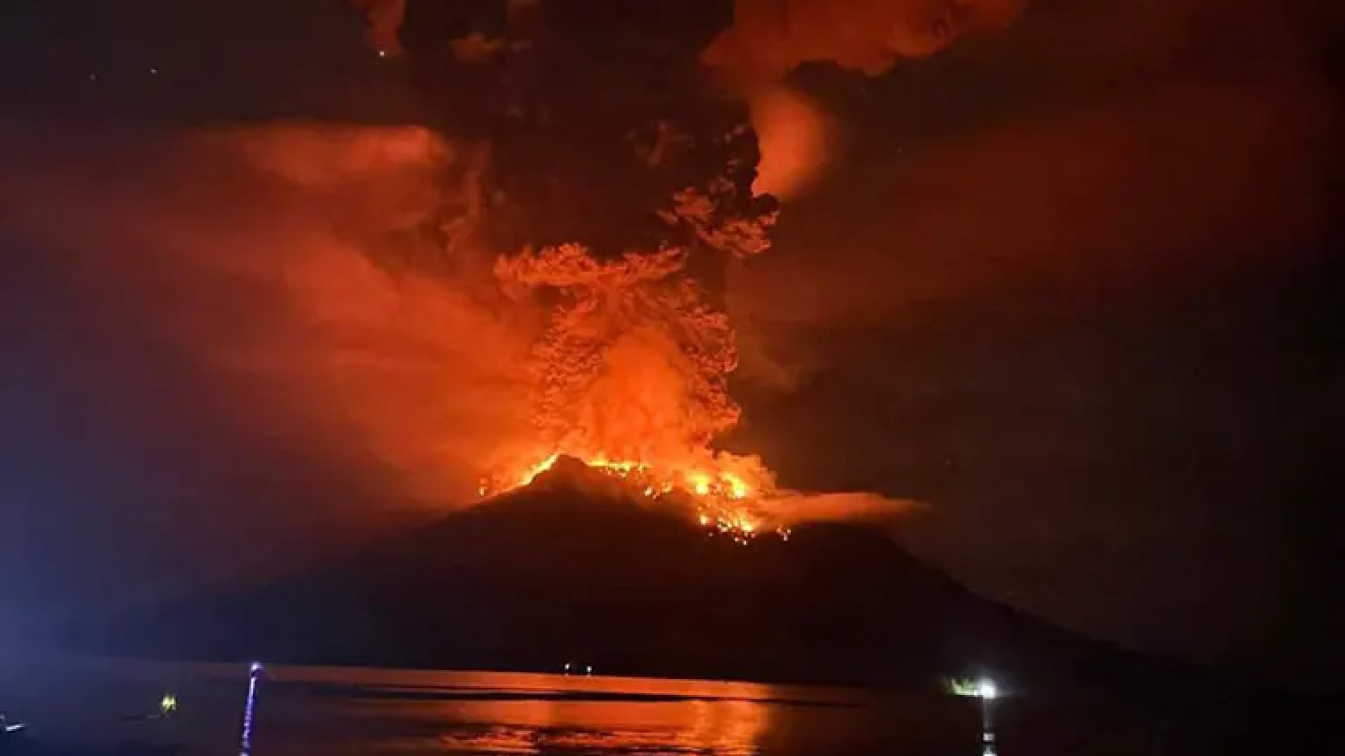 Cierran aeropuerto de Indonesia tras erupciones de volcán