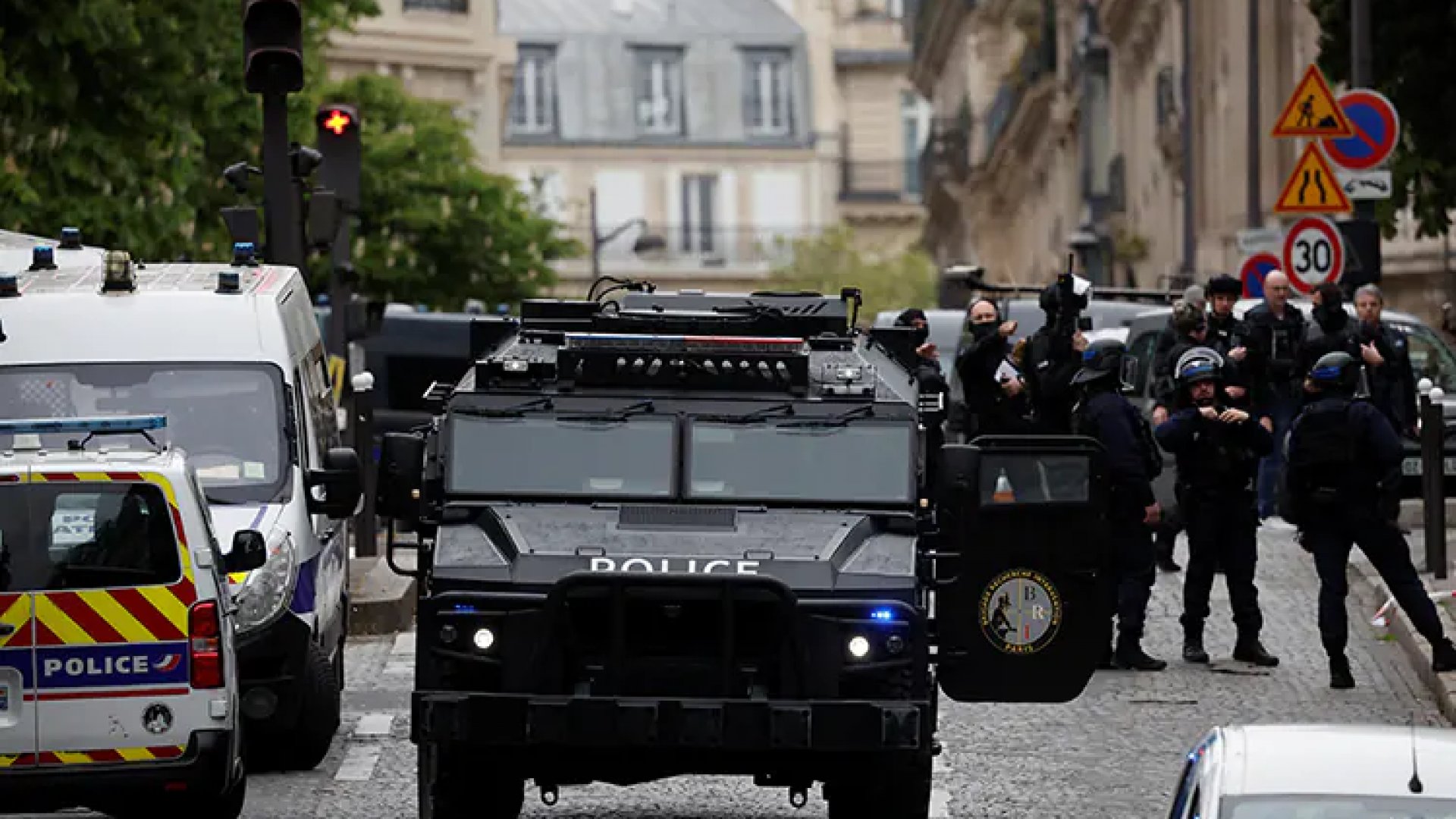 Detienen a hombre en París que amenazó con hacerse explotar en consulado de Irán
