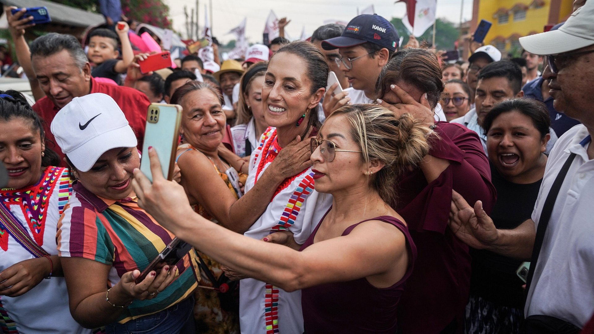 Cientos de chiapanecos saludaron a Claudia Sheinbaum a su paso por carretera para mostrar su apoyo y cariño