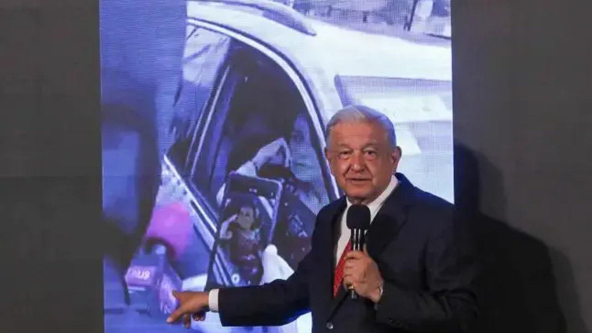 Retén de encapuchados que detiene a Sheinbaum es propaganda o montaje: AMLO
