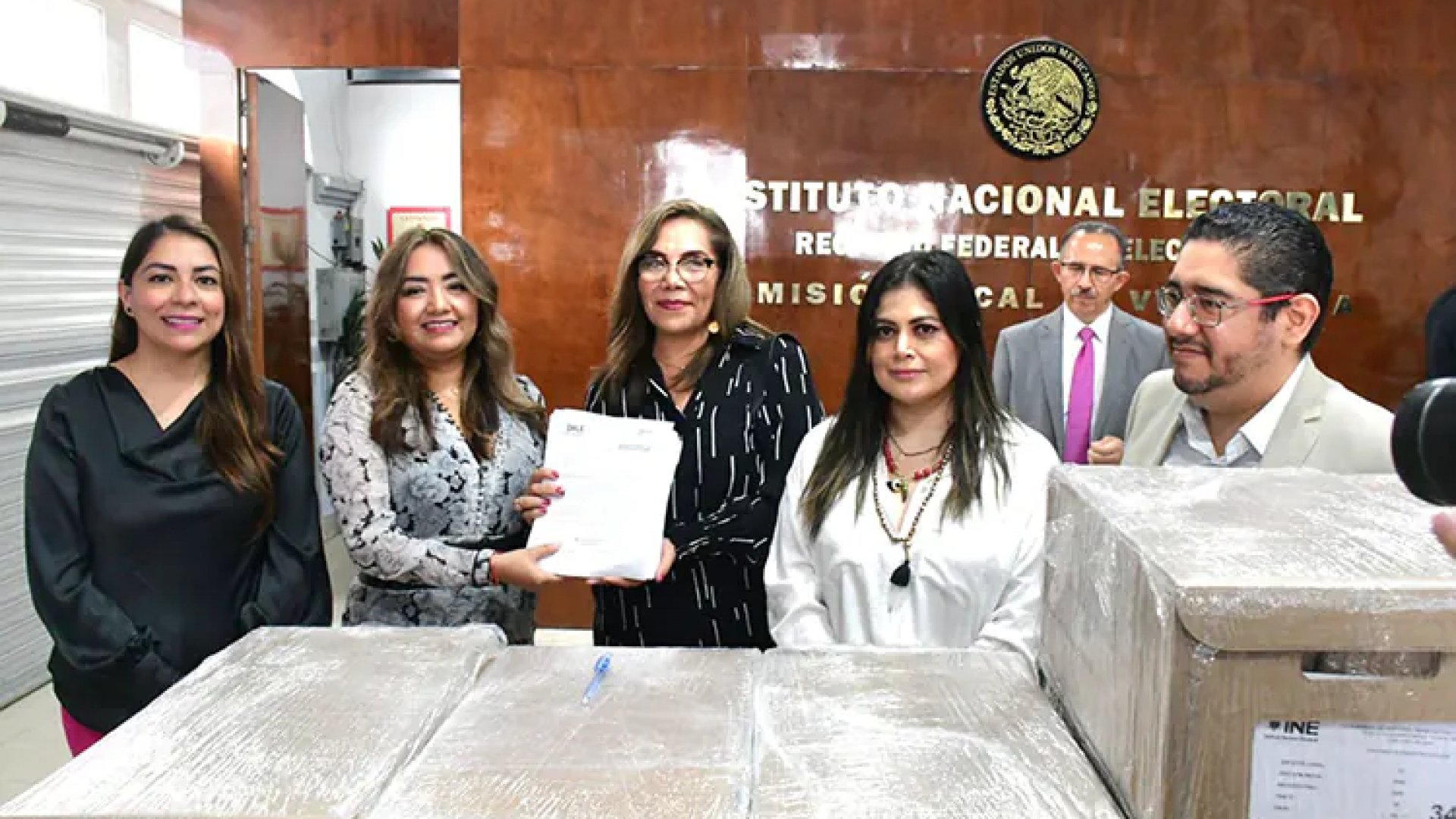 OPLE Veracruz entrega al INE documentación y material electoral para voto anticipado