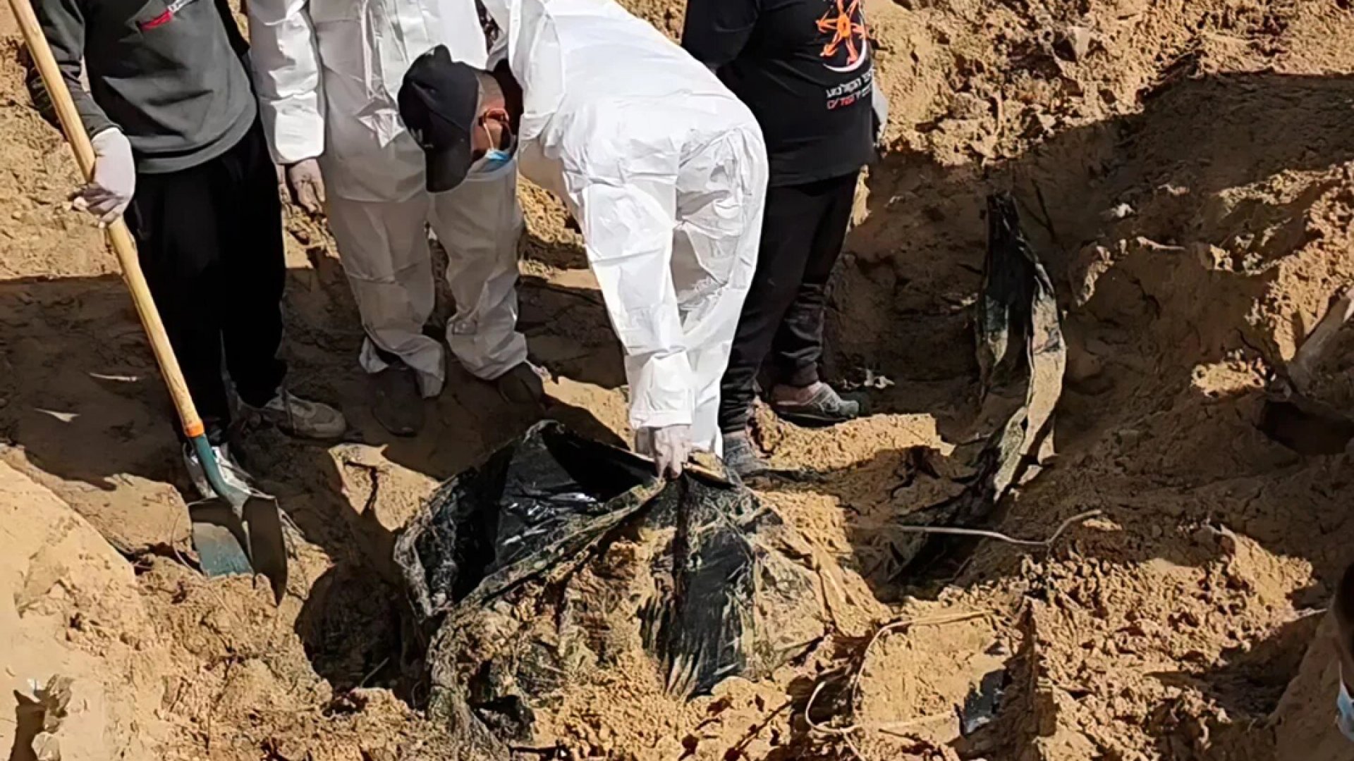 Hallan cuerpos maniatados en fosas comunes de Gaza