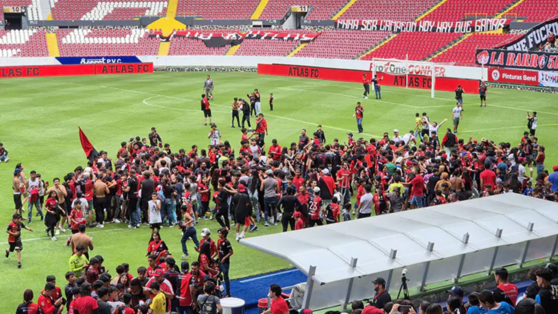 La fiel afición del Atlas invade cancha del estadio Jalisco