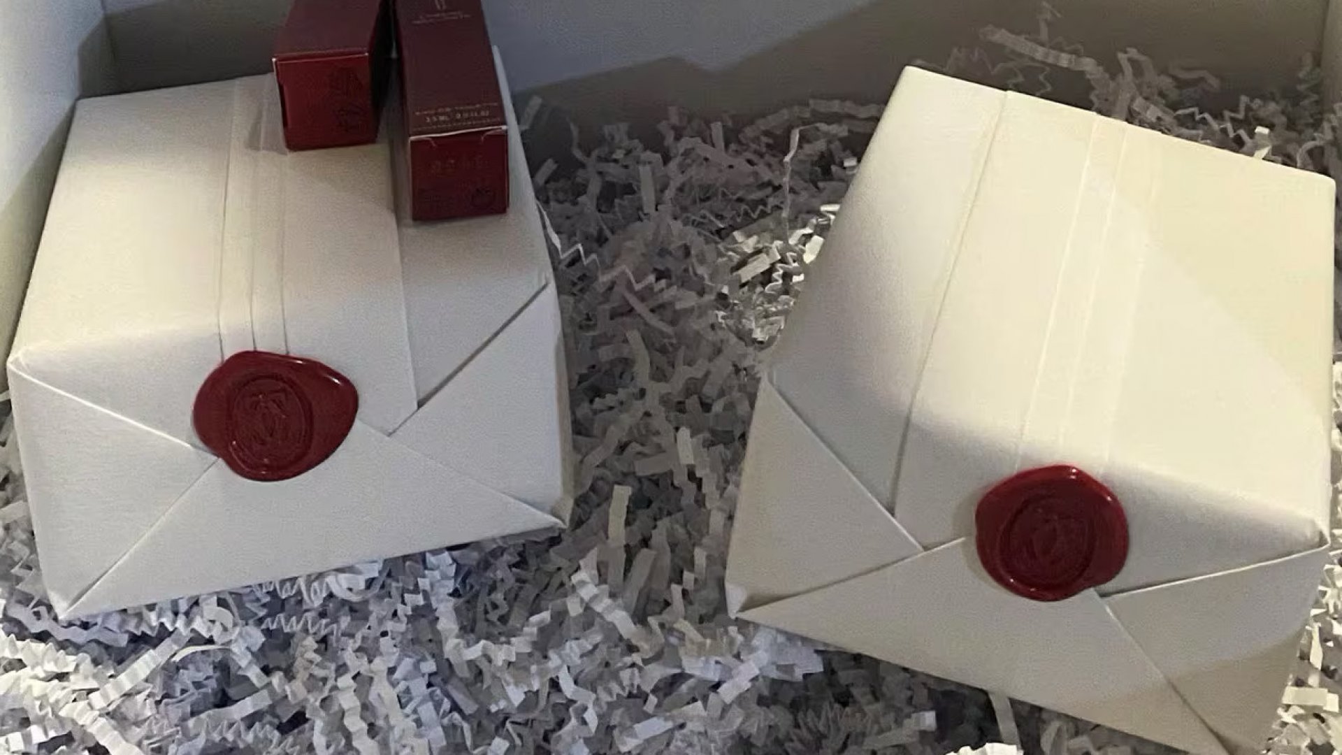 Joven que compró aretes Cartier en $237 al fin los tiene en su poder