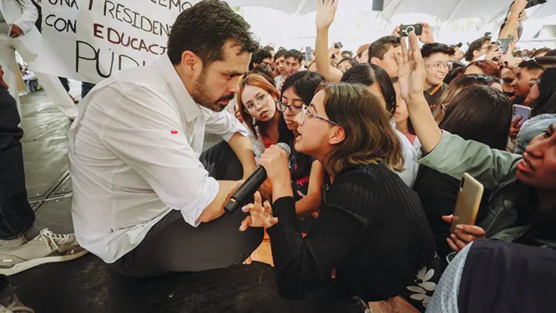 Recibe Álvarez Máynez porras y abucheos en universidades