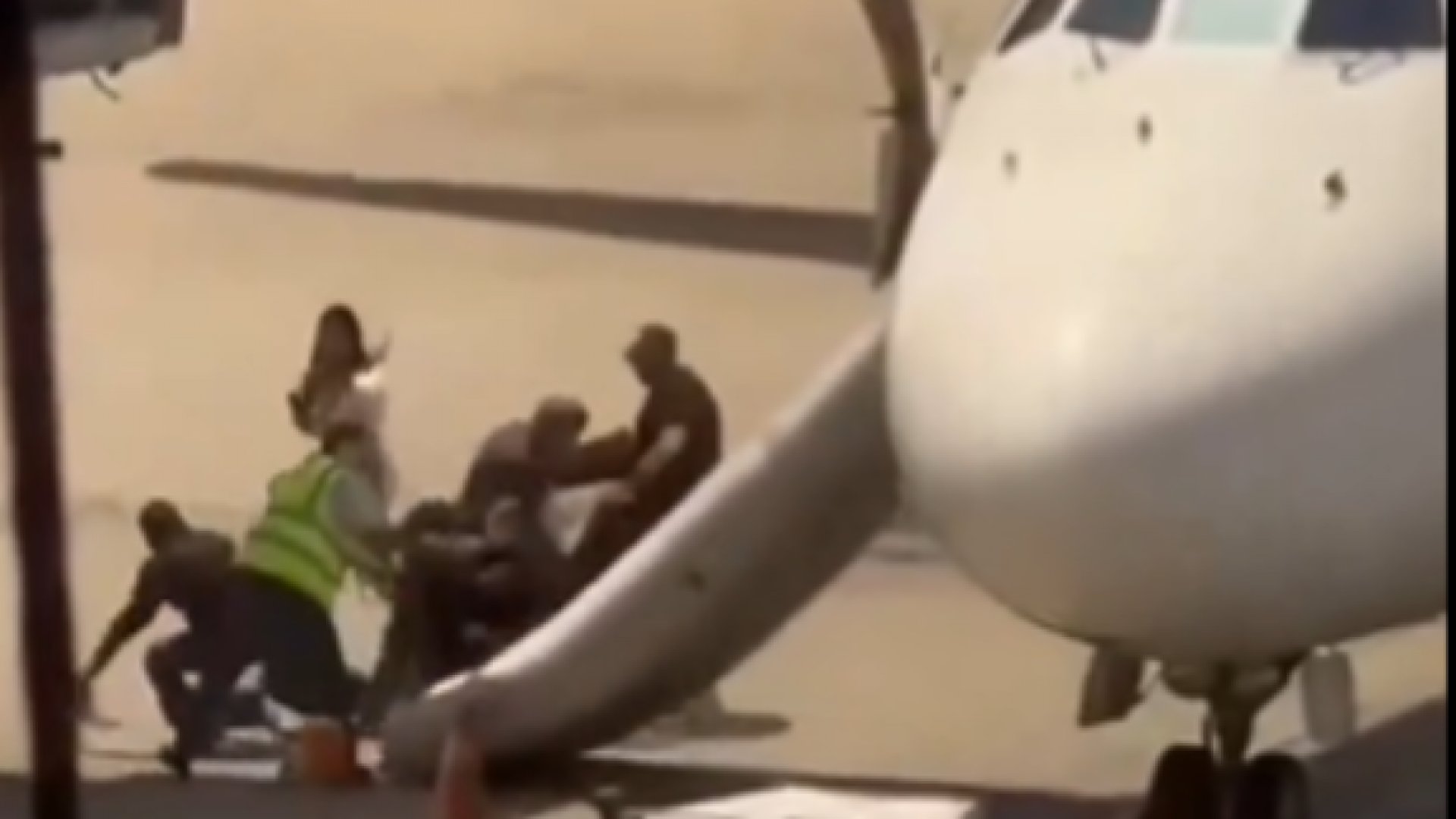 Pasajeros vivieron momentos de terror en evacuación de avión por alerta de humo