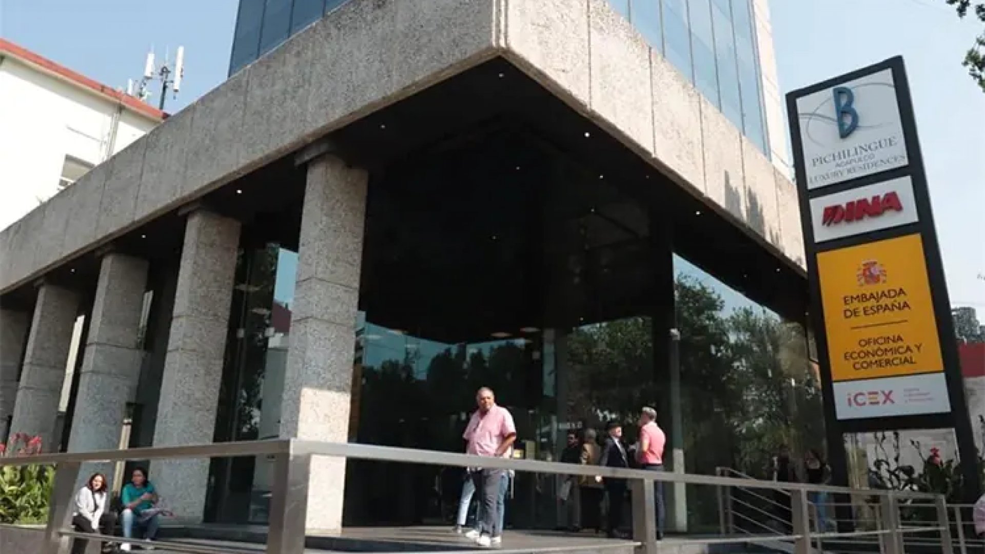 Sujetos asaltan oficinas de Embajada de España, en CDMX