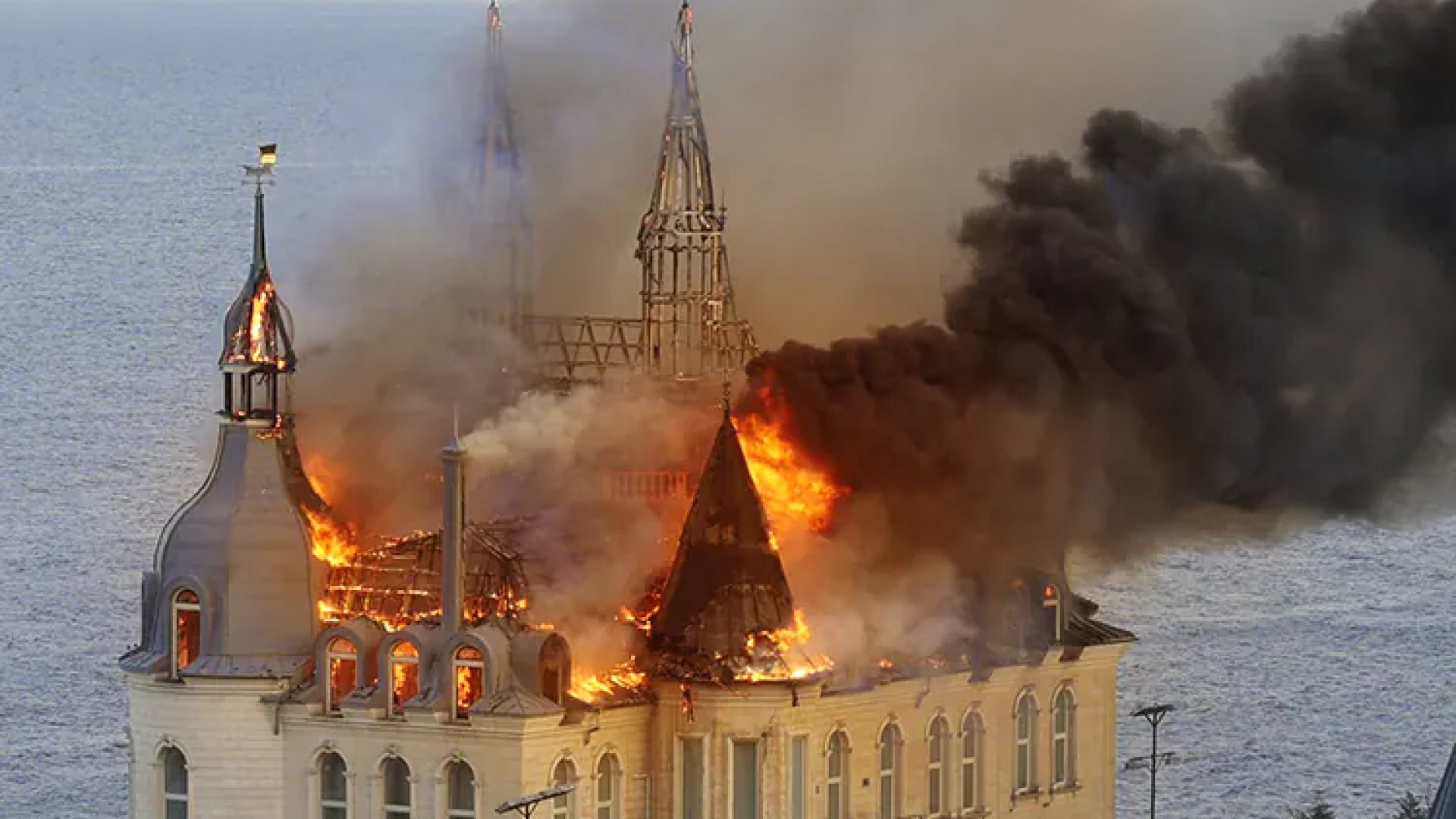 ‘Castillo de Harry Potter’ se incendia tras ataque de Rusia en Odesa, Ucrania