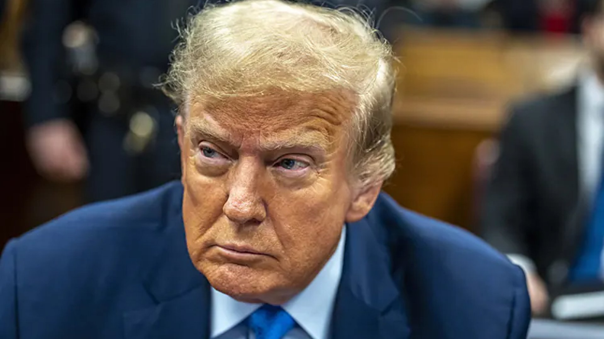 Multan a Trump con 9 mil dólares por desacato; podría ir a prisión durante el juicio