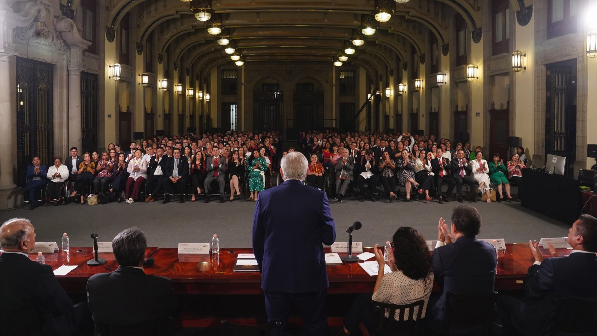 Agradece AMLO a diputados de Morena que impulsaron reformas de la 4T